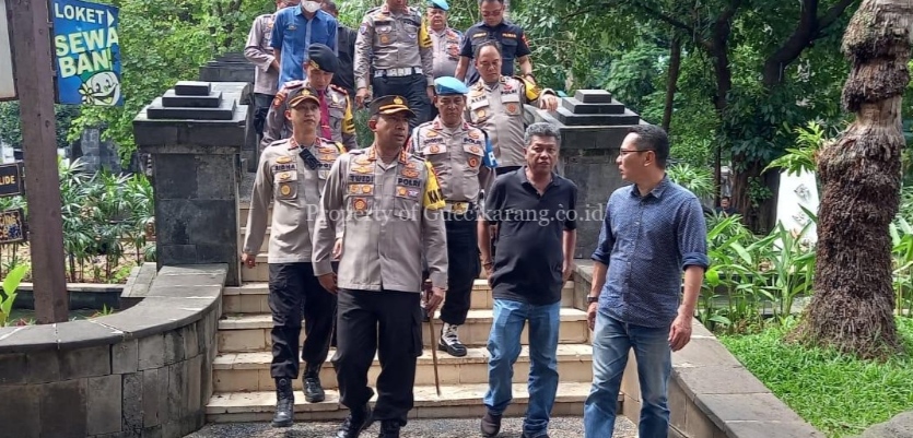 Kapolsek Cikarang Selatan Dampingi Kapolres Metro Bekasi Tinjau Posyan Ops Lilin Jaya 2024 di Waterboom Lippo Cikarang