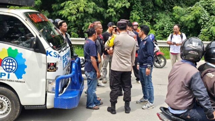 Kapolsek Cikarang Selatan Himbau Buruh untuk Tetap Kondusif dalam Aksi Unjuk Rasa ke Kantor Pemda Bekasi