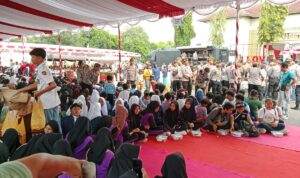 Jajaran Polda Nusa Tenggara Barat (NTB) Melaksanakan Kegiatan Pembagian 5.000 Paket Makanan Bergizi Gratis