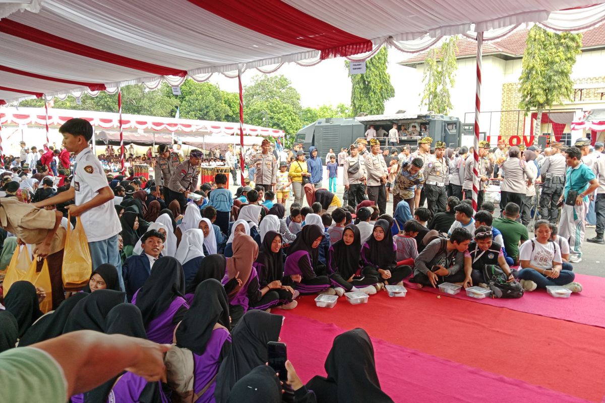 Jajaran Polda Nusa Tenggara Barat (NTB) Melaksanakan Kegiatan Pembagian 5.000 Paket Makanan Bergizi Gratis