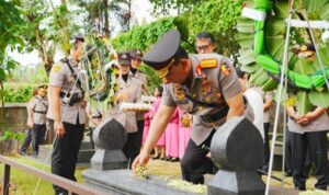 Memperingati Hari Bhayangkara Ke-79, Seluruh Jajaran Polri Dari Tingkat Mabes Polri, Polda Hingga Polres Telah Melaksanakan Kegiatan Ziarah Dan Tabur Bunga