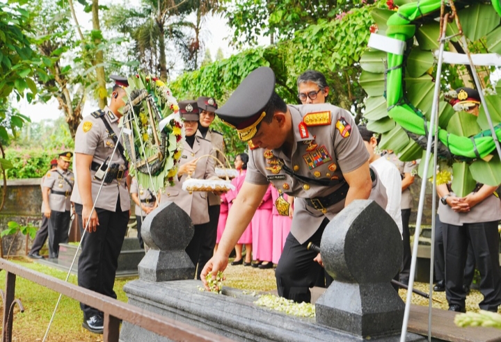 Memperingati Hari Bhayangkara Ke-79, Seluruh Jajaran Polri Dari Tingkat Mabes Polri, Polda Hingga Polres Telah Melaksanakan Kegiatan Ziarah Dan Tabur Bunga